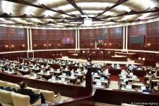 Началось внеочередное заседание парламента Азербайджана (ФОТО)
