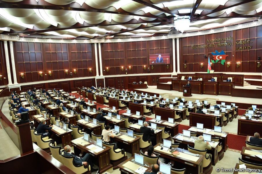 Парламент Азербайджана обсудит сегодня в третьем чтении изменения в шесть законов