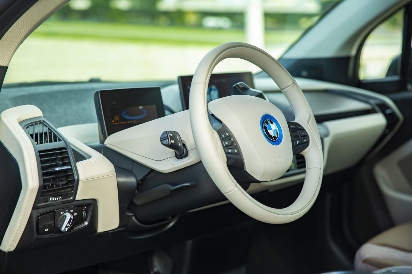 Improtex Motors  şirkəti ilk dəfə BMW i3  elektromobilini təqdim etdi (FOTO)