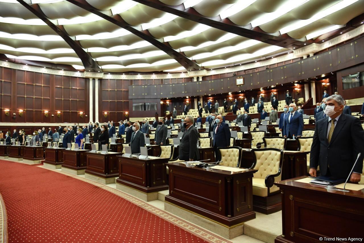 В парламенте Азербайджана минутой молчания почтили память шехидов 44-дневной Отечественной войны