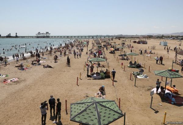 Многолюдные пляжи в Азербайджане можно считать зонами повышенного риска заражения COVID-19 - специалист