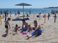 Гражданам следует ходить на менее людные пляжи, чтобы избежать увеличения риска заражения коронавирусом (ФОТО)