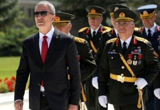 Министр национальной обороны и начальник Генерального штаба Турции  прибывают в Азербайджан