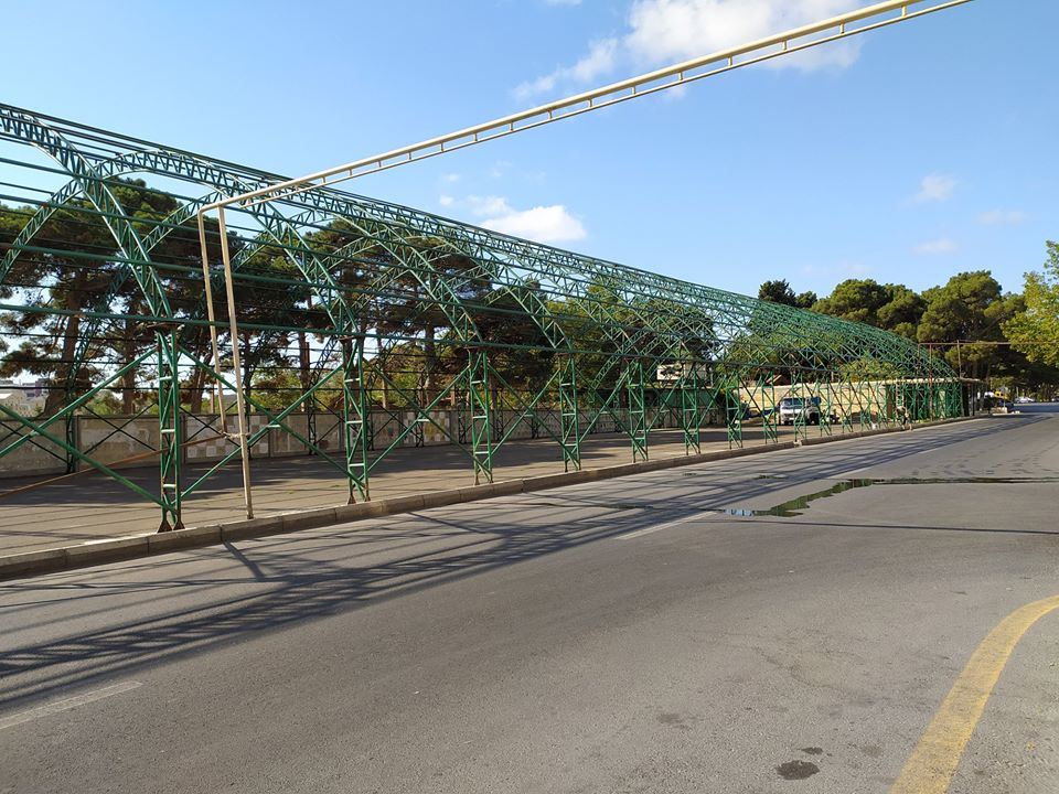İcra hakimiyyəti Nərimanovda inşa edilən futbol meydançasının tikintisini dayandırıb (FOTO)