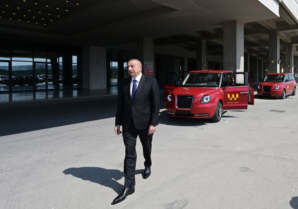Президент Ильхам Алиев ознакомился с доставленными в Баку новыми «лондонскими такси» модели LEVC ТХ  (ФОТО)