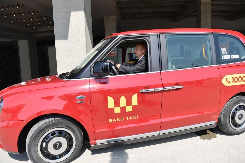 Президент Ильхам Алиев ознакомился с доставленными в Баку новыми «Лондонскими такси» модели ТХ (ФОТО) (версия 2)