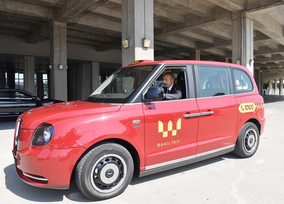 Президент Ильхам Алиев ознакомился с доставленными в Баку новыми «лондонскими такси» модели LEVC ТХ  (ФОТО)