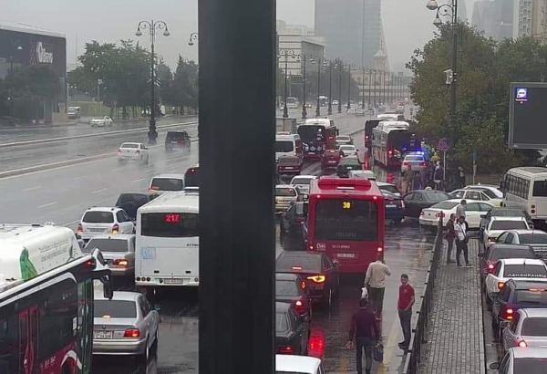 На проспекте Гейдара Алиева в Баку произошло ДТП, на дороге образовался затор (ФОТО)