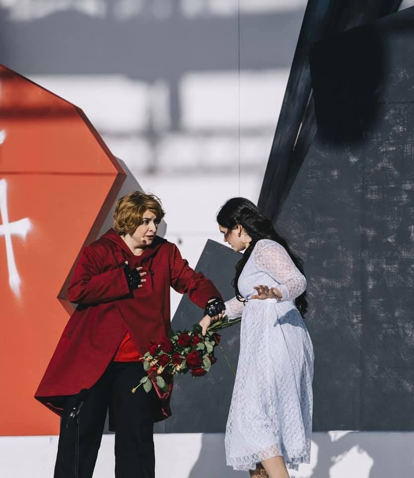 Заслуженная артистка Азербайджана в образе Ромео выступила в Санкт-Петербурге (ФОТО)