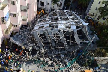 Порядка 60 человек спасли из-под завалов здания в Индии