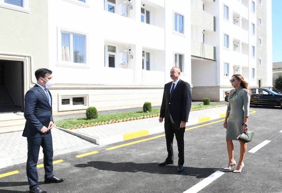 Президент Ильхам Алиев и Первая леди Мехрибан Алиева приняли участие в открытии реконструированного здания общежития в Бузовне (ФОТО)