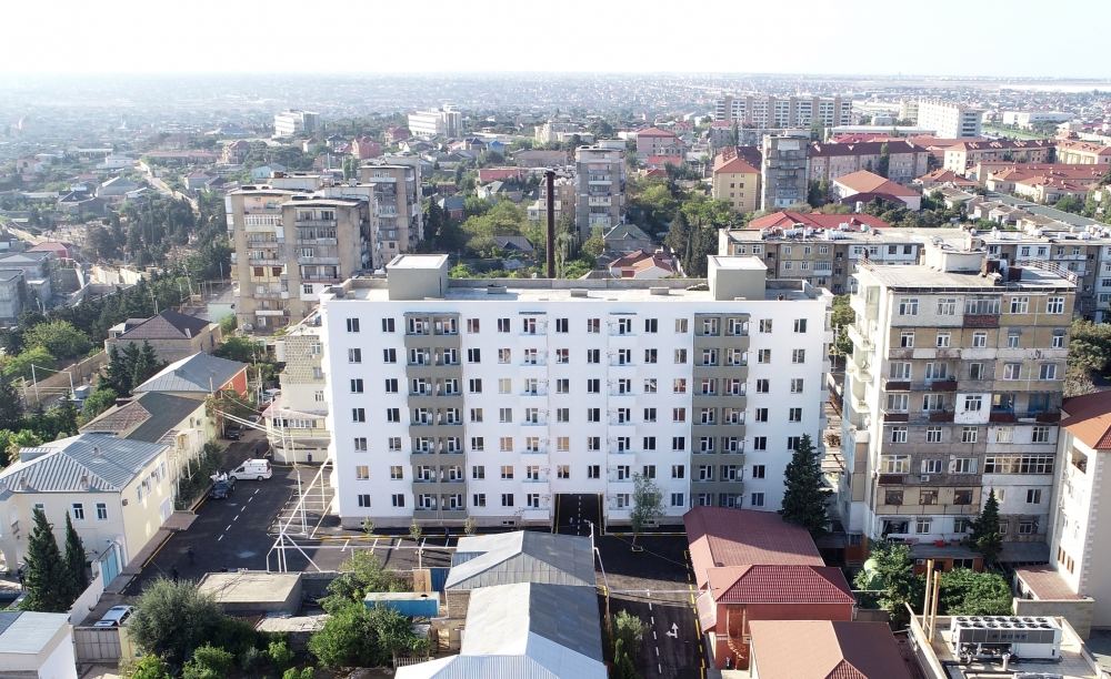 Президент Ильхам Алиев и Первая леди Мехрибан Алиева приняли участие в открытии реконструированного здания общежития в Бузовне (ФОТО) (версия 2)