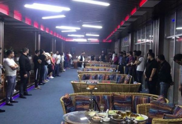 Paytaxtda qapalı zalları işlədən restoran aşkarlanıb, 46 nəfər cərimələnib (VİDEO)