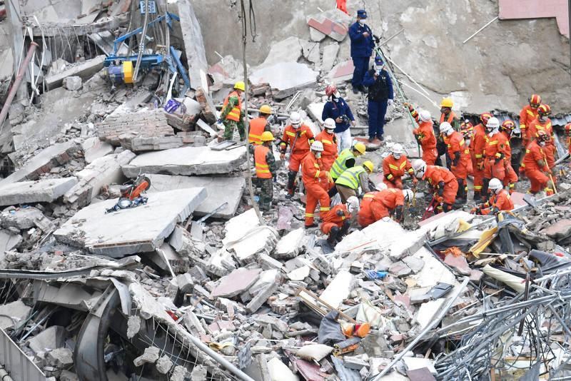 Число жертв обрушения отеля на севере Китая возросло до 13