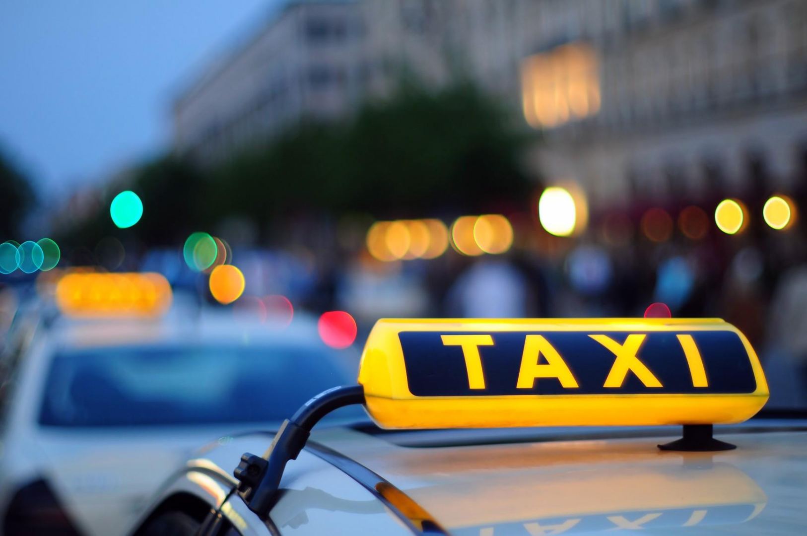 В Азербайджане снизились доходы компаний по оказанию услуг такси