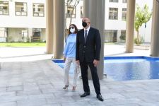 Президент Ильхам Алиев и Первая леди Мехрибан Алиева приняли участие в мероприятии по сдаче в эксплуатацию заново отстроенного учебного корпуса UNEC (ФОТО) (версия 3)