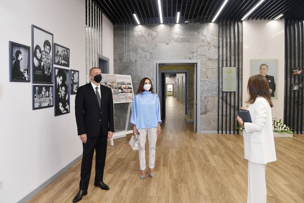 Президент Ильхам Алиев и Первая леди Мехрибан Алиева приняли участие в открытии после капитального ремонта Детской школы искусств в Баку (ФОТО)