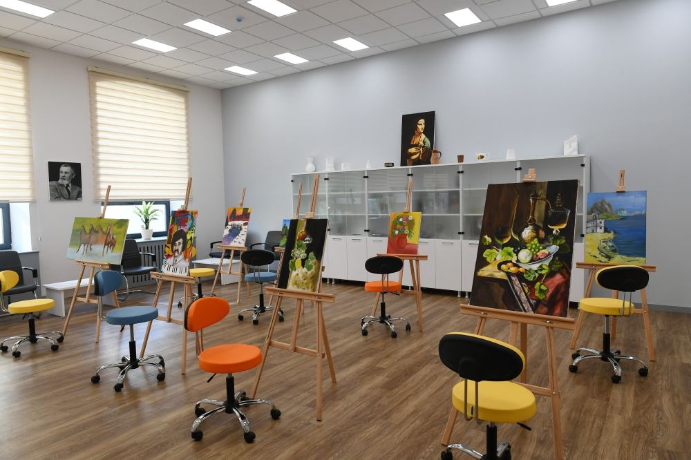 Президент Ильхам Алиев и Первая леди Мехрибан Алиева приняли участие в открытии после капитального ремонта Детской школы искусств в Баку (ФОТО)