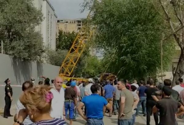 В Баку строительный кран упал на жилое здание (ВИДЕО)
