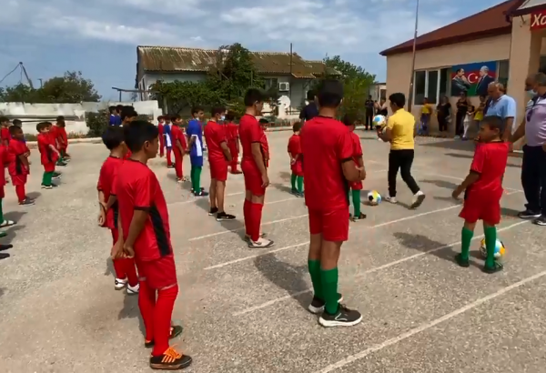 Школьникам из семей вынужденных переселенцев подарили футбольные формы (ВИДЕО)