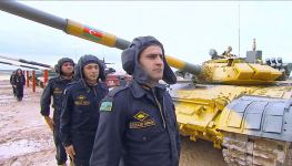 Müdafiə naziri “Tank biatlonu” müsabiqəsinin final mərhələsini izləyib (FOTO)