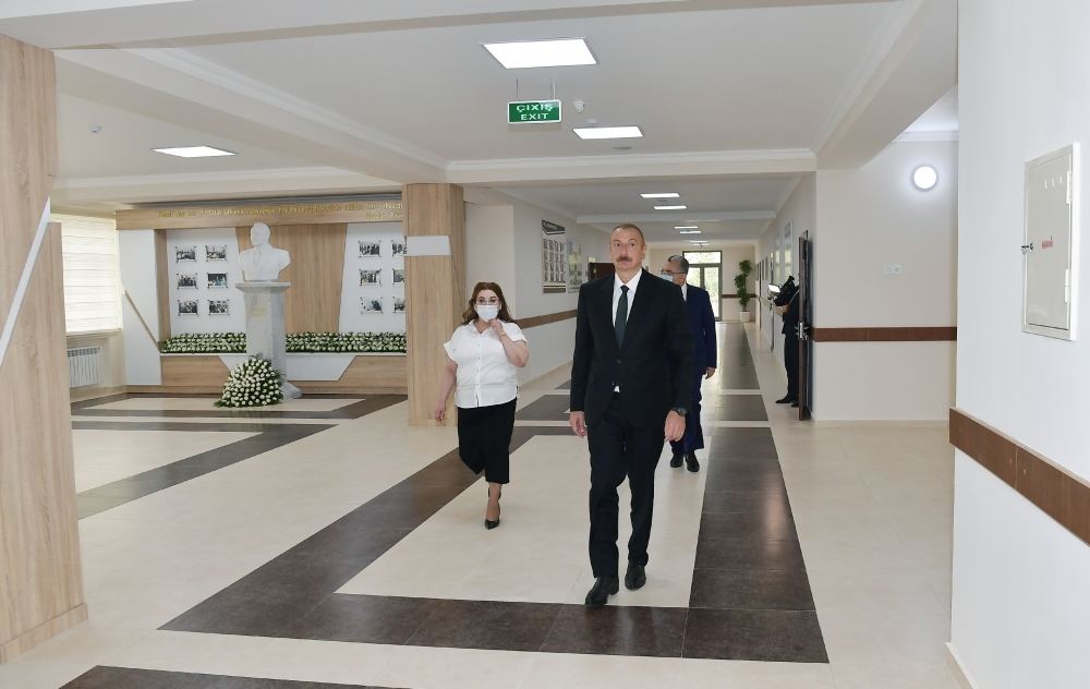 Prezident İlham Əliyev Bakıda məktəbdə aparılan əsaslı təmir işləri ilə tanış olub və yeni korpusun açılışında iştirak edib (FOTO) (YENİLƏNİB)