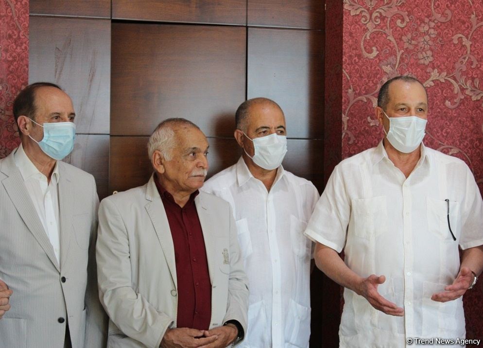 Кубинским врачам в знак благодарности преподнесена картина Арифа Гусейнова (ФОТО)