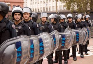 Группа полицейских вышла на акцию протеста у резиденции президента Аргентины