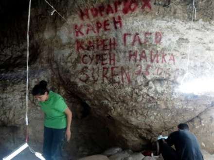 Azıx mağarsında ermənilər boya ilə qayalara adlar yazıblar.