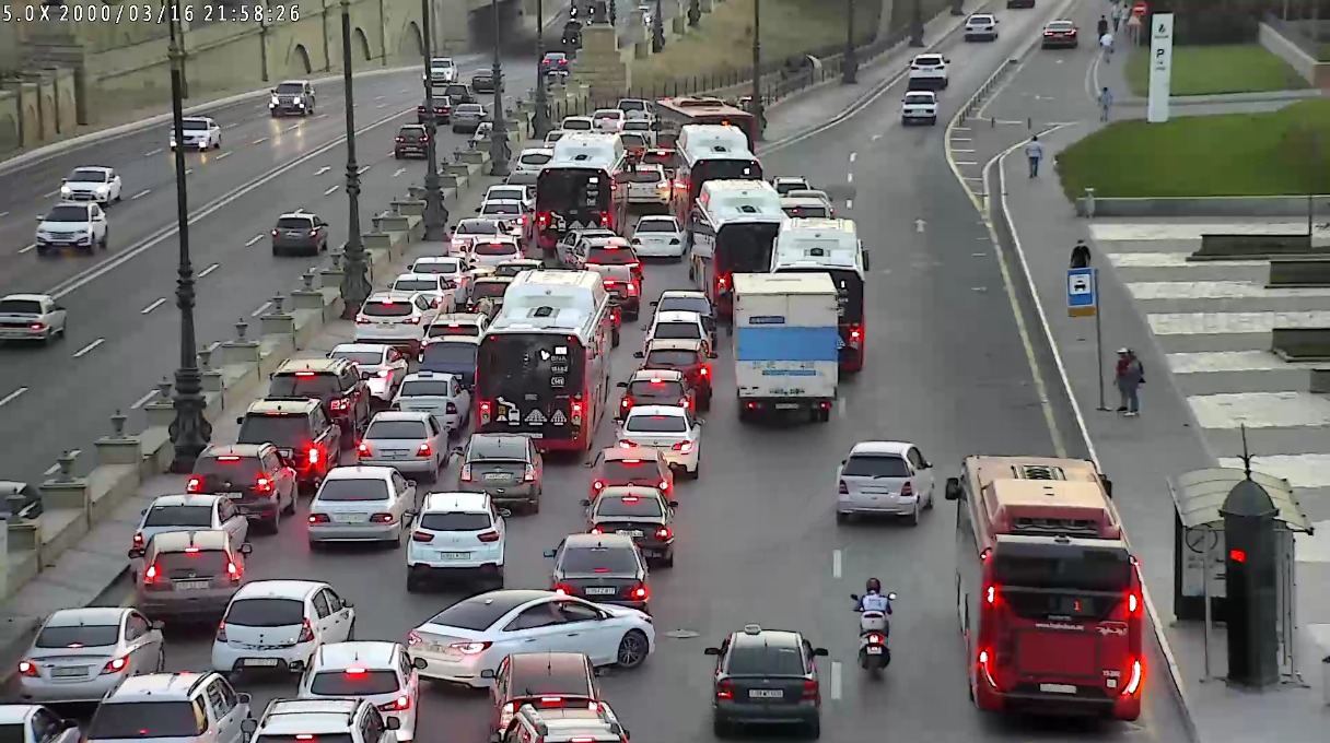 Bakıda qanunsuz parklanma nəticəsində yol bağlandı, avtobuslar ilişib qaldı (VİDEO)