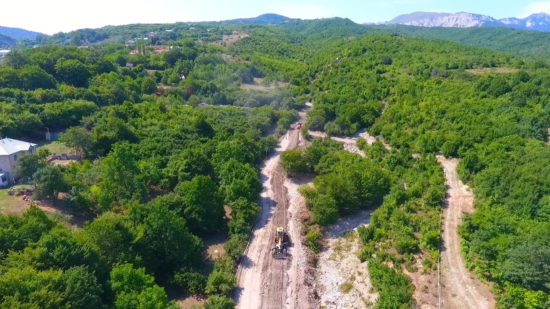 В Азербайджане началась реконструкция дороги, соединяющей 11 населенных пунктов (ФОТО)