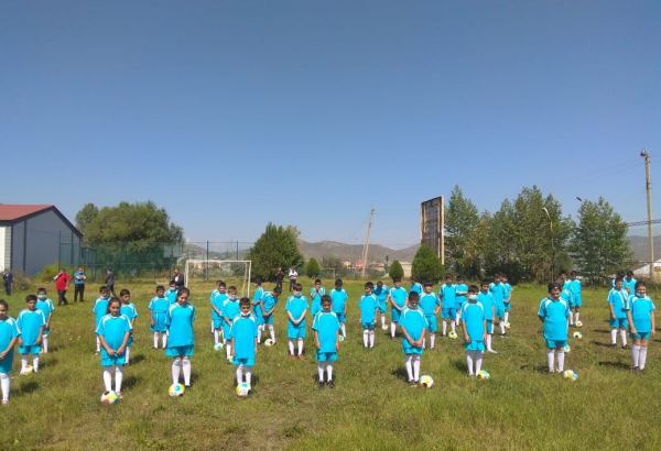 В Гедабеке и Товузе, в рамках проекта по развитию спорта в селах, школьникам раздали футбольные формы и мячи (ФОТО)