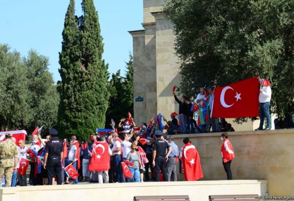 В Баку прошла акция в поддержку Турции (ФОТО)