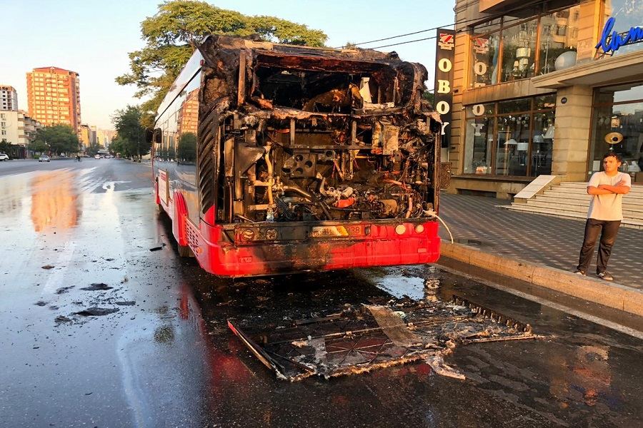 В Баку  произошел пожар в автобусе