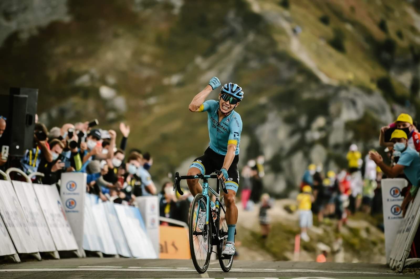 Колумбиец Лопес выиграл 17-й этап "Тур де Франс"