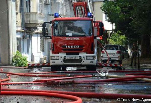 В центре Баку загорелся магазин одежды