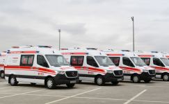 Президент Ильхам Алиев и Первая леди Мехрибан Алиева ознакомились с доставленными в Азербайджан новыми автомобилями скорой медицинской помощи (ФОТО)