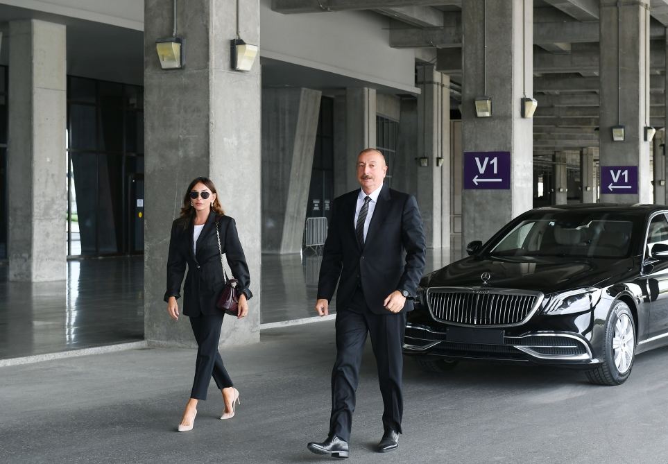 President Ilham Aliyev, first lady Mehriban Aliyeva view new ambulances delivered to Azerbaijan (PHOTO)