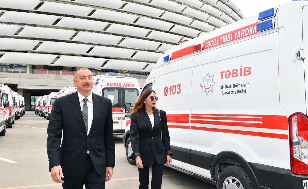 President Ilham Aliyev, first lady Mehriban Aliyeva view new ambulances delivered to Azerbaijan (PHOTO)