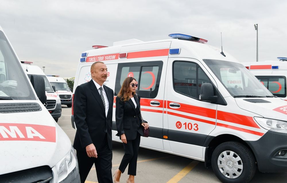 President Ilham Aliyev, first lady Mehriban Aliyeva view new ambulances delivered to Azerbaijan (PHOTO)