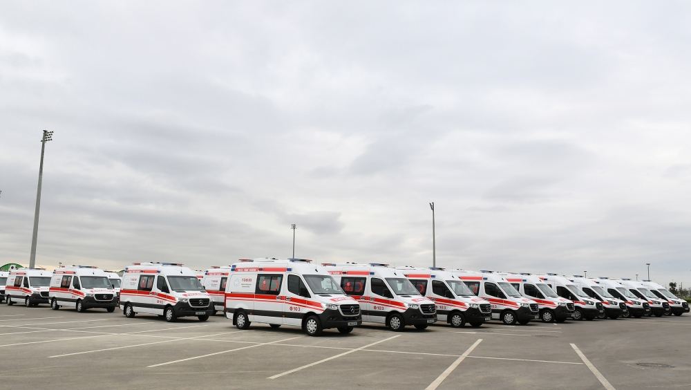 President Ilham Aliyev, first lady Mehriban Aliyeva view new ambulances delivered to Azerbaijan (PHOTO)