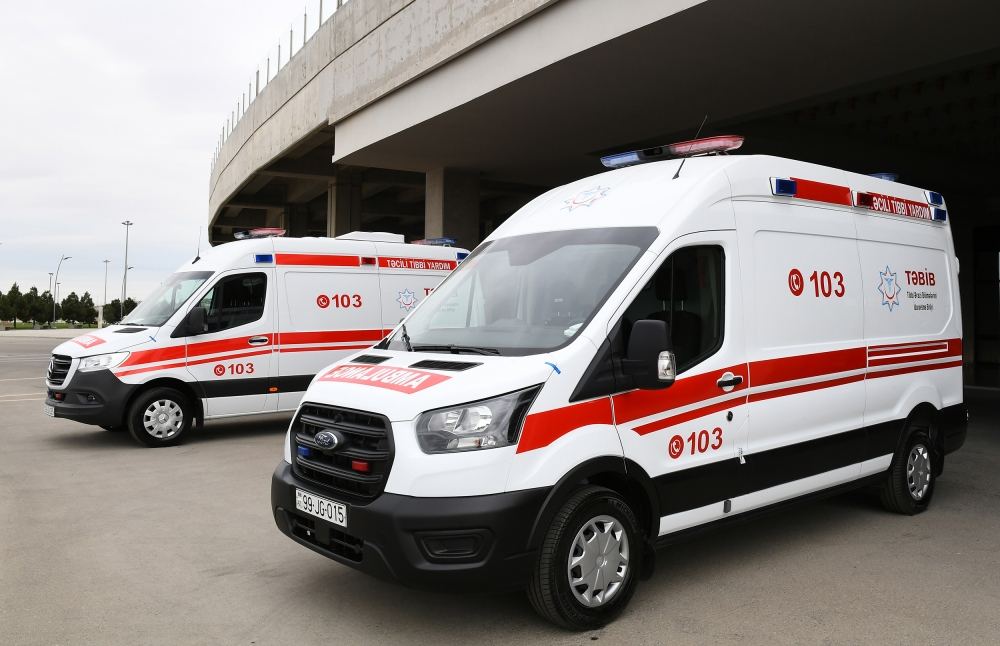 President Ilham Aliyev, first lady Mehriban Aliyeva view new ambulances delivered to Azerbaijan (PHOTO)