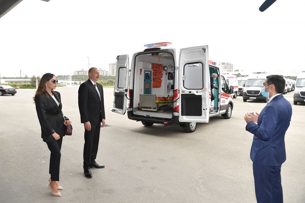 President Ilham Aliyev, first lady Mehriban Aliyeva view new ambulances delivered to Azerbaijan (PHOTO)