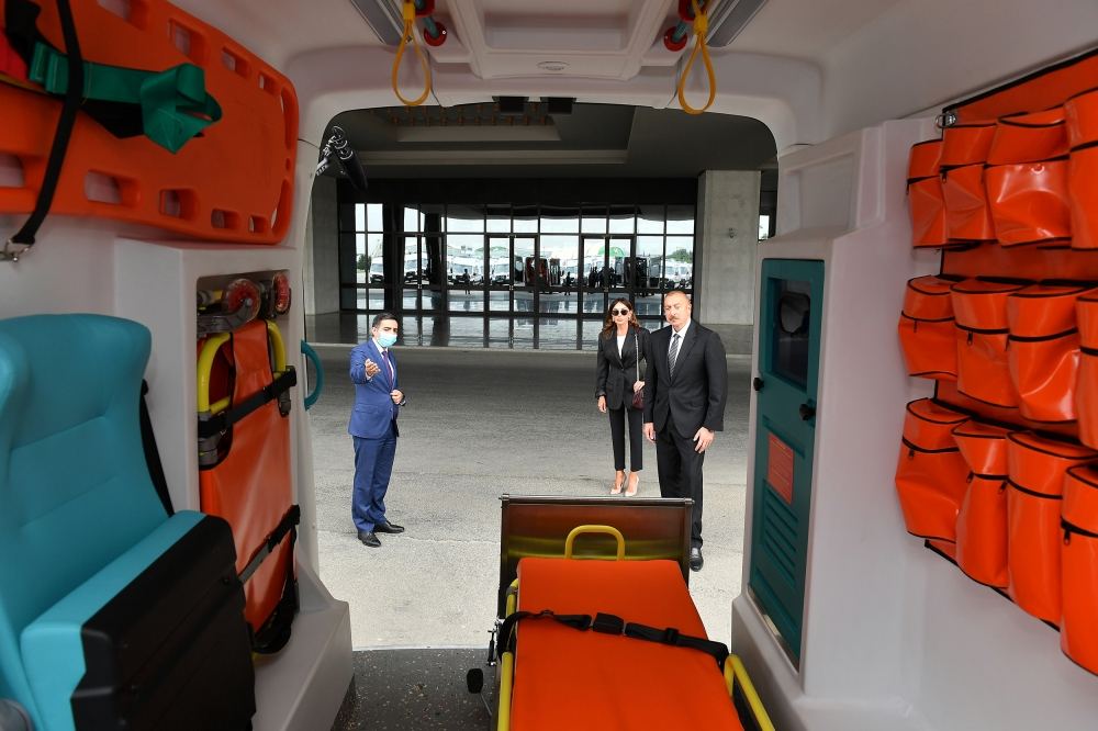 President Ilham Aliyev, first lady Mehriban Aliyeva view new ambulances delivered to Azerbaijan (PHOTO)