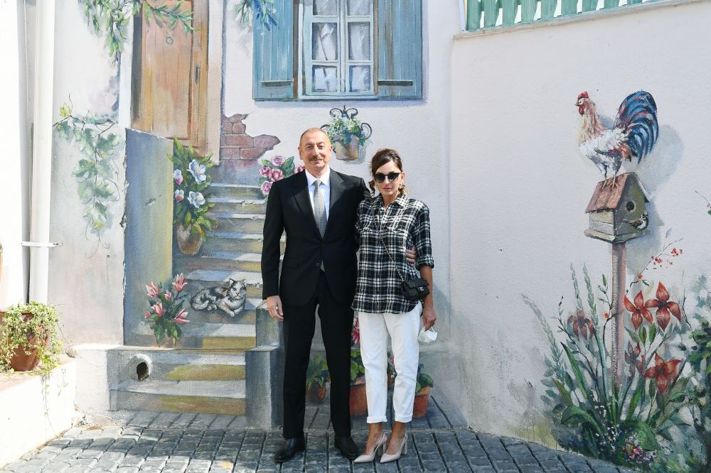 Президент Ильхам Алиев и первая леди Мехрибан Алиева ознакомились с работами по благоустройству, проведенными в поселке Балаханы (ФОТО)