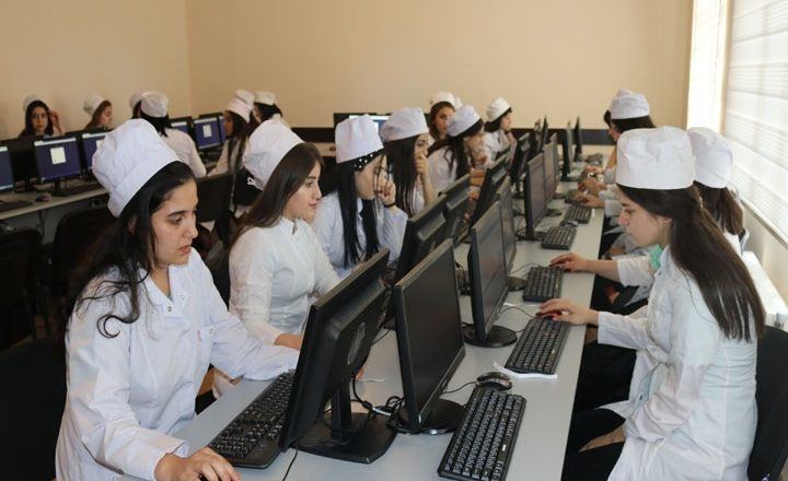 В Азербайджане снизилось число выпускников колледжей по медицинским специальностям