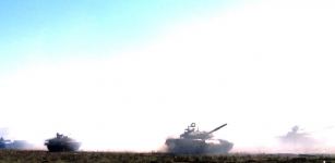 Tank bölmələri artilleriya ilə qarşılıqlı fəaliyyətdə təlim-döyüş tapşırıqlarını icra edirlər (FOTO/VİDEO)