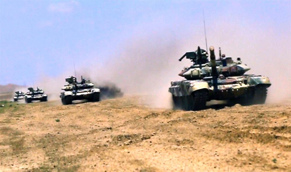 Tank bölmələri artilleriya ilə qarşılıqlı fəaliyyətdə təlim-döyüş tapşırıqlarını icra edirlər (FOTO/VİDEO)