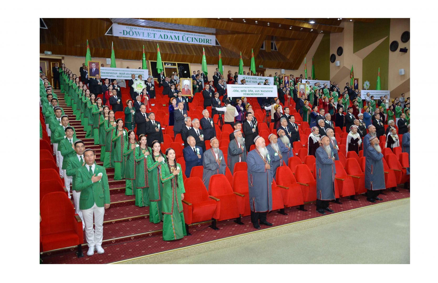 Президент Туркменистана отметил важность развития систем здравоохранения и образования для устойчивого развития страны