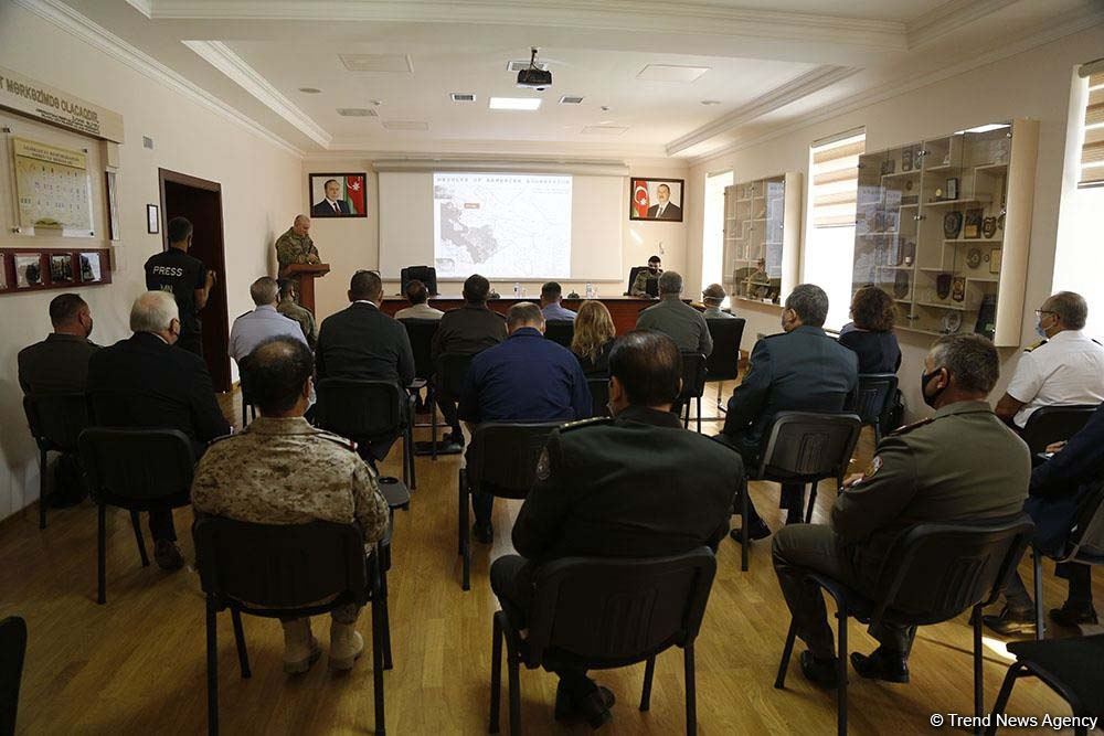 Foreign military attachés, representatives of int'l organizations informed on situation at front line (PHOTO)